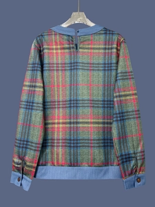 Detail of plaid拼接denim crewneck sweatshirt with plaid pattern and buttoned cuffs