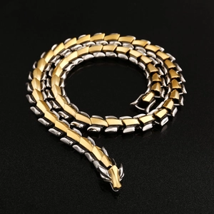 Détail de la chaîne à mailles écailles de dragon bicolore avec fermoir tête de dragon sculpté