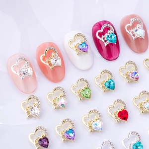 Bijoux d'ongles en forme de cœur évidé avec gravure Love et strass colorés pour nail art