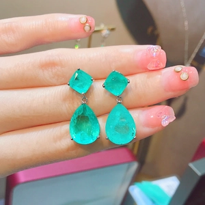 Orecchini a goccia verde smeraldo con gemme sintetiche a forma di rombo e pera