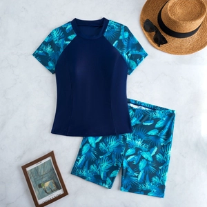 Maillot de bain deux pièces à manches courtes avec imprimé tropical et short bleu