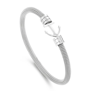 Geflochtenes Edelstahl-Mesh-Armband mit nautischem Ankerverschluss auf weißem Hintergrund