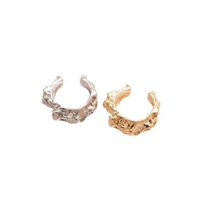 Bagues d'oreilles minimalistes irrégulières avec texture de lave en or et argent