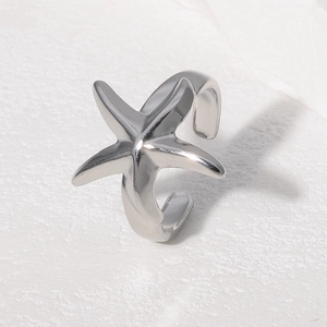 Gros plan sur la bague étoile de mer argentée avec finition métallique polie sur fond blanc