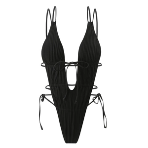 Dettaglio del monokini nero a coste con scollo a V profondo e sexy design con lacci