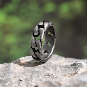 Vue détaillée d'une bague en maille gourmette argent antique pour homme sur une roche