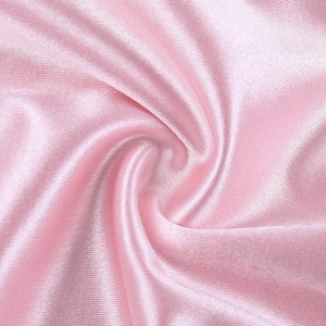 Macro di tessuto satinato rosa chiaro liscio con alta lucentezza e drappeggio elegante