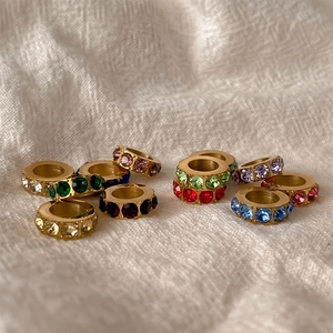 Détail de perles en strass colorés à large trou doré pour la création de bracelets