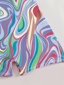 Gros plan détaillé sur l'imprimé marbré vibrant et l'ourlet à double couture professionnelle