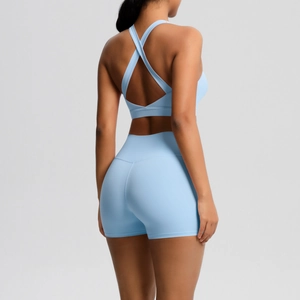 Detailansicht des himmelblauen Sport-BHs mit Kreuzrücken und Yoga-Shorts am Modell