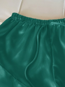 Détail du pyjama en satin vert émeraude avec taille élastique et cordons assortis