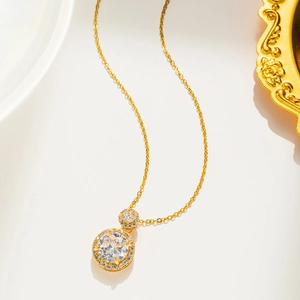Makroaufnahme einer goldenen Vintage-Halskette mit rundem Anhänger, klarem Stein und Diamanten