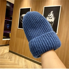 Dettaglio della trama a costine di un berretto invernale blu in maglia per il freddo