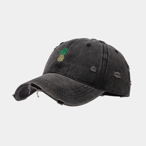 Détail d'une casquette de baseball en coton délavé avec petite broderie ananas