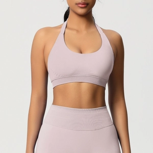 Détail de l'ensemble de yoga lavande avec taille côtelée et soutien-gorge de sport licou