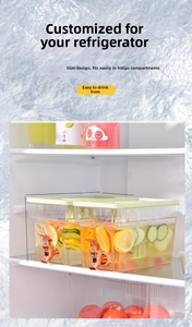 Vista ravvicinata del dispenser sottile con rubinetto oro rosa per il frigorifero