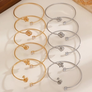 Bracelets dorés et argentés avec projection Je t'aime et motifs cœur et fleur