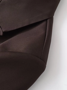 Dettaglio del blazer doppiopetto marrone caffè con spalline e tessuto del rever