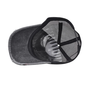 Détail de l'intérieur de la casquette montrant le coton et la structure en maille filet