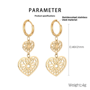 Detailansicht goldene Traumfänger-Ohrringe aus Edelstahl mit Maßen 46x21mm im Fokus