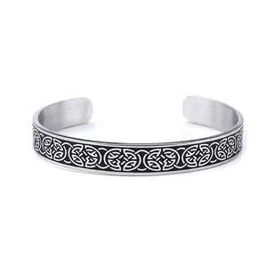 Bracelet jonc ouvert viking en acier inoxydable avec motifs de nœuds celtiques sur fond blanc