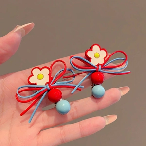 Barrette fleur en cuir avec nœud coloré et perles au design dopamine contrasté