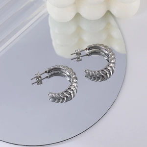 Boucles d'oreilles créoles C en acier inoxydable argenté avec texture nervurée
