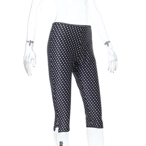 Détail du legging à pois avec bordure en dentelle sur mannequin sur fond blanc uni