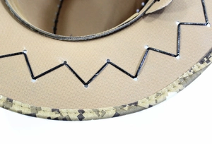 Vue détaillée du bord du chapeau de cowboy camouflage avec couture en zigzag