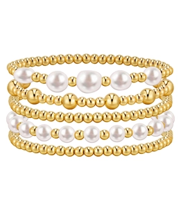 Dettaglio del set di 5 bracciali impilati con perle dorate e perle bianche lucide