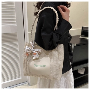 Grand sac cabas en paille tissée beige avec logo Summer et foulard en soie décoratif