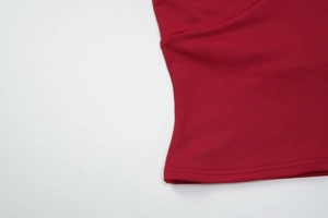 Dettaglio del tessuto a maglia rosso con doppie cuciture di qualità e consistenza liscia