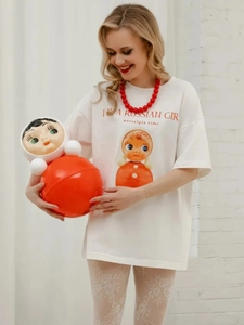 Λεπτομέρεια λευκού βαμβακερού oversized T-shirt με τύπωμα ρωσικής κούκλας και κείμενο