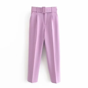 Detalle de pantalones morados de cintura alta con cinturón de hebilla cuadrada a juego
