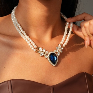 Détail du collier de perles à deux rangs avec un pendentif goutte d'eau bleu vintage