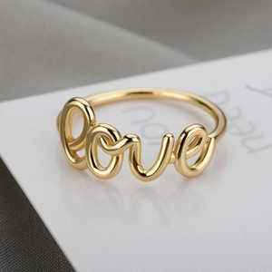 Goldener Ring mit LOVE-Schriftzug für Paare, polierte Oberfläche im minimalistischen Stil