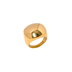 Bague carrée bombée en acier inoxydable plaqué or 18 carats sur fond blanc pur