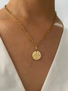 Détail du collier à trombones doré avec pendentif rond gravé Love My Kids sur mannequin