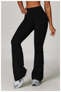 Détail du pantalon de yoga noir à taille haute évasé en tissu élastique de qualité