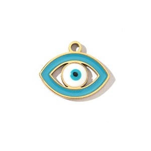 Detailansicht eines vergoldeten Edelstahl-Amuletts mit blauem Emaille-Auge-Anhänger