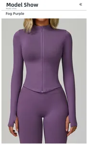 Détail de l'ensemble de yoga violet brume avec veste à col montant et fentes de pouce