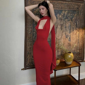 Détail de la robe rouge en maille avec col bénitier et dos nu pour une coupe élégante