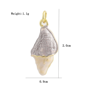 Vue détaillée du pendentif coquillage bicolore avec dimensions de 2,0 cm sur 0,9 cm