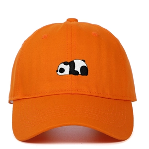 Dettaglio del ricamo a panda e della trama in cotone twill sul berretto da baseball arancione