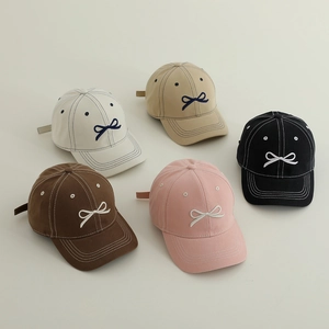 Cappellini da baseball per bambini con ricamo a fiocco in bianco, beige, nero e rosa