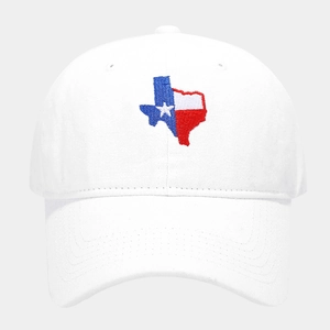 Détail de la broderie du drapeau du Texas sur une casquette blanche en coton lavé