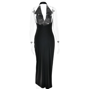 Vue détaillée du design dos nu élégant et du col licou sur cette robe longue noire moulante