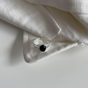 Minimalist 925 sterling silver open ring featuring a round black onyx gemstone and textured band