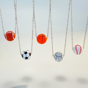 Makro-Detail von fünf Sport-Halsketten mit Basketball-, Fußball- und Baseball-Anhängern