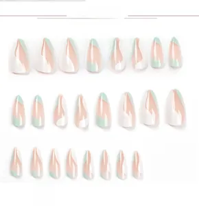Vue détaillée de 24 faux ongles longs en amande avec motifs ondulés vert menthe et blanc